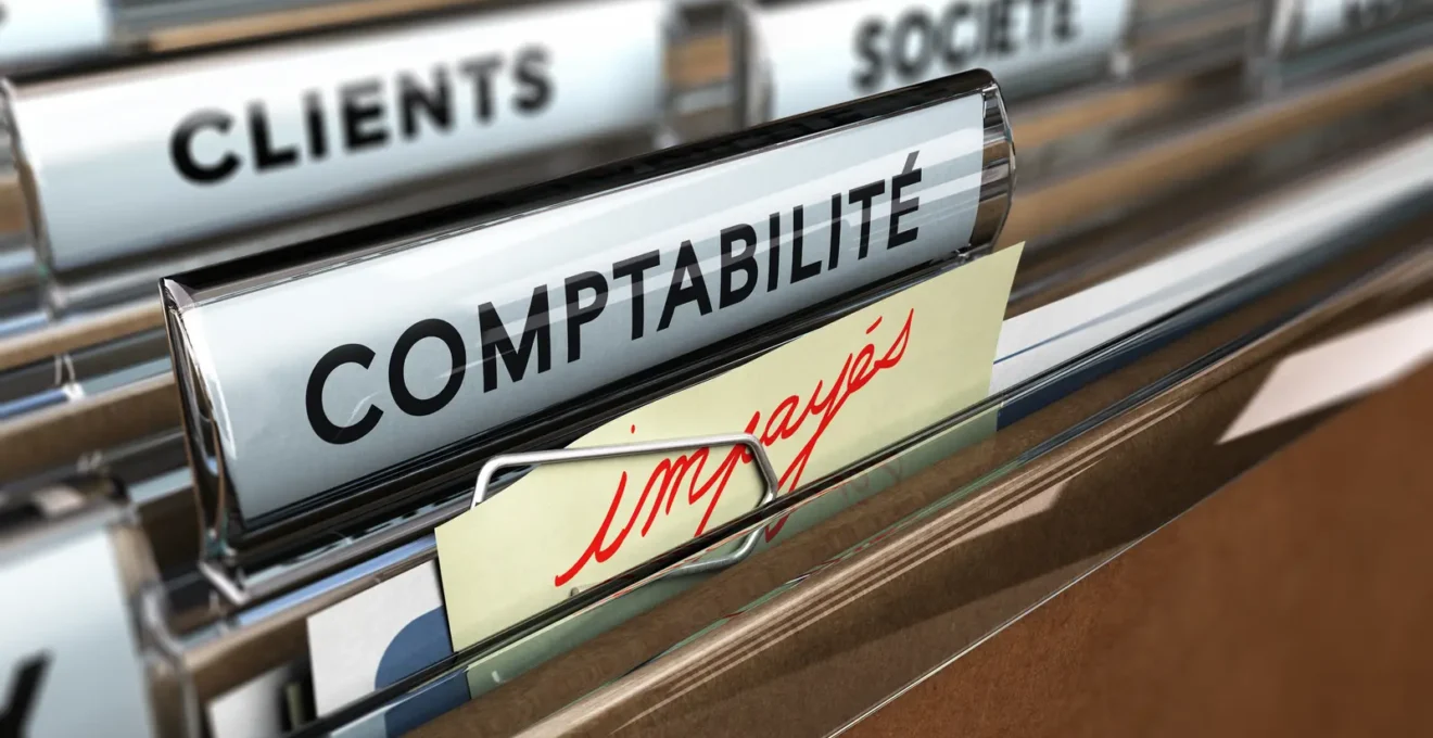 Responsable recouvrement consultant un planning mural structuré des étapes de relance dans un bureau de PME française